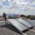 Prinsip kerja Solar Water Heater berdasarkan perbedaan massa jenis air yang terjadi akibat peningkatan suhu dari panas matahari thumb wikawh.com
